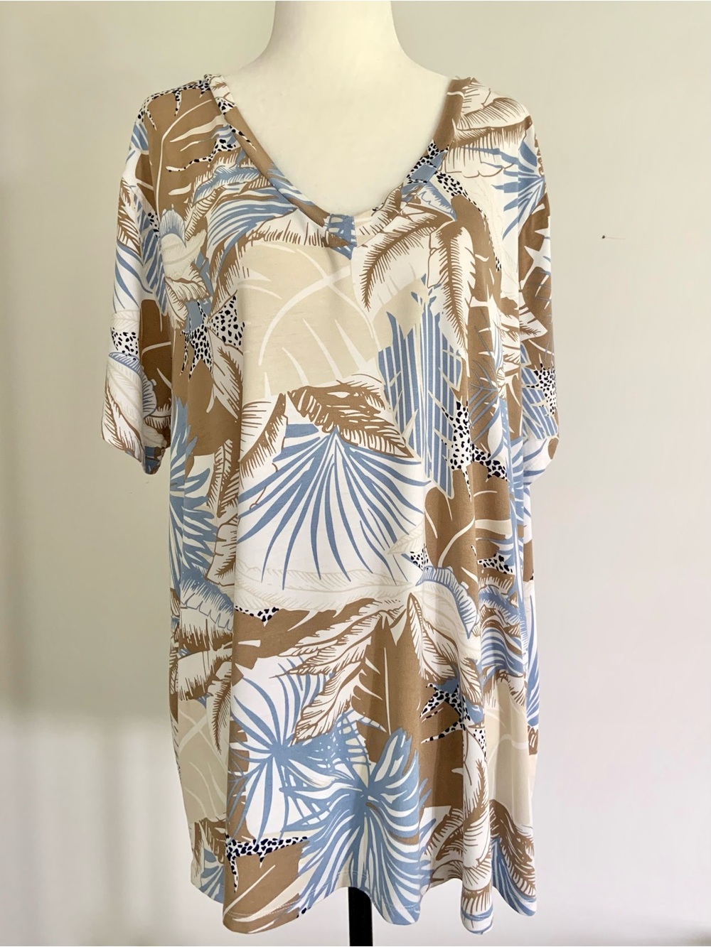 Dex tropical v-neck Tee - Picture 2 of 10